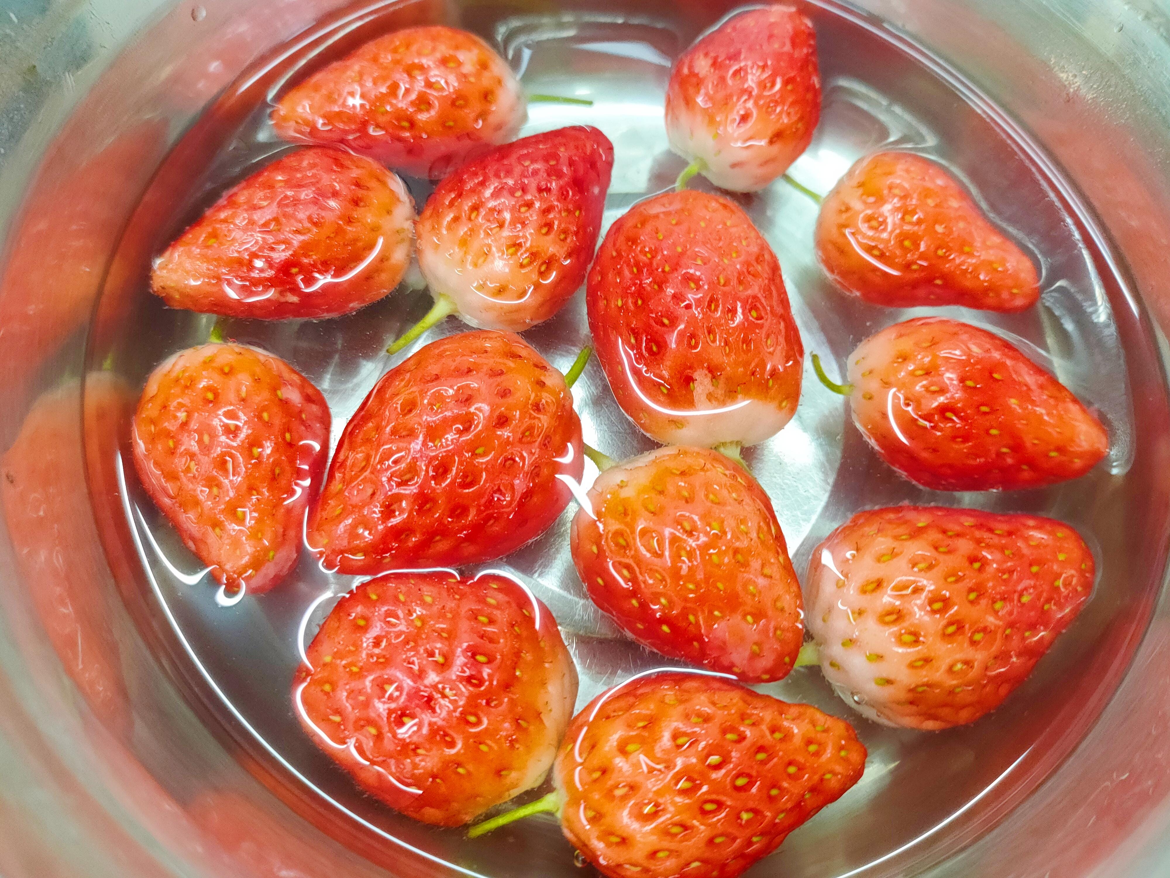 你买到的“长得丑”的草莓能吃吗？真相来了！