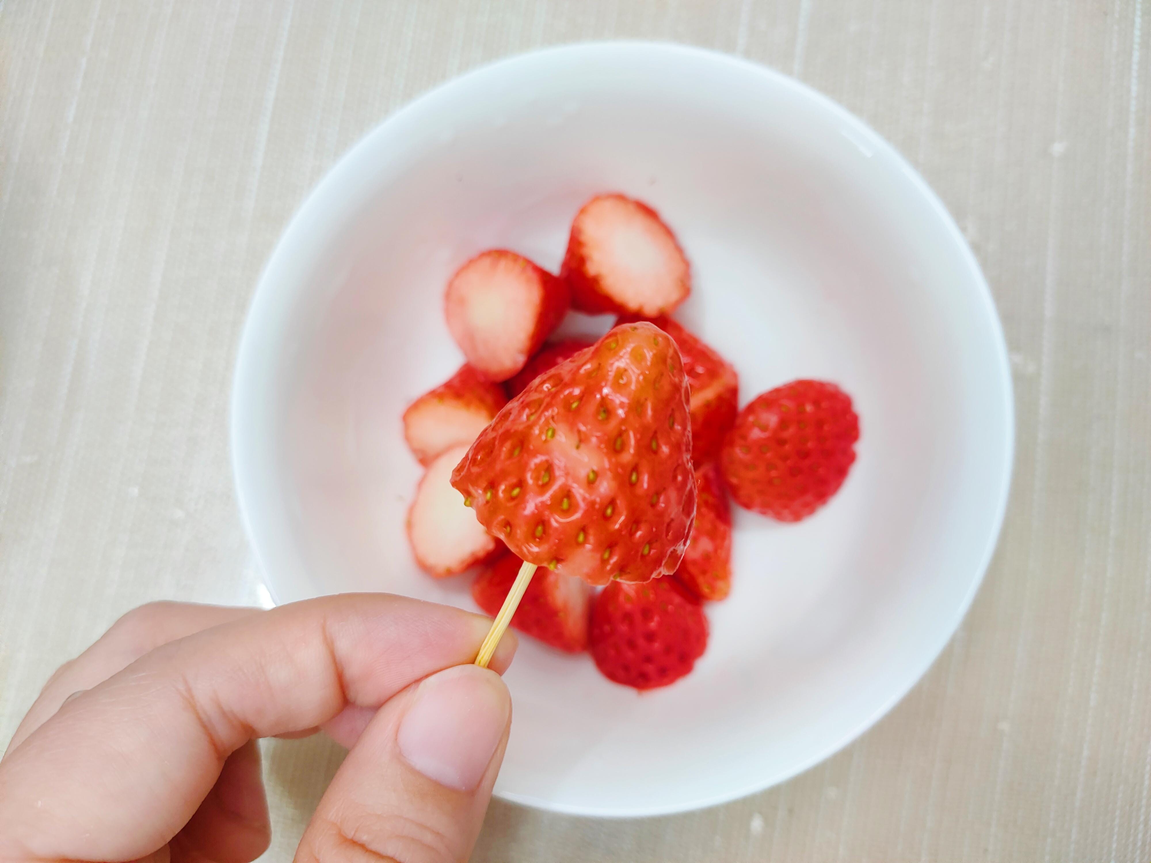 草莓界的爱马仕：日本白草莓，一颗天价，尝了一口，果然……