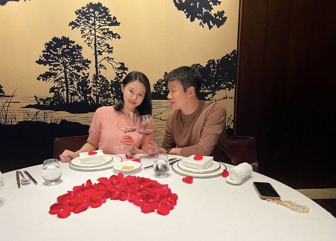 佟大为庆祝结婚15周年，到处布置玫瑰示爱，搂关悦入怀甜蜜如初恋-第2张图片-苹果试玩