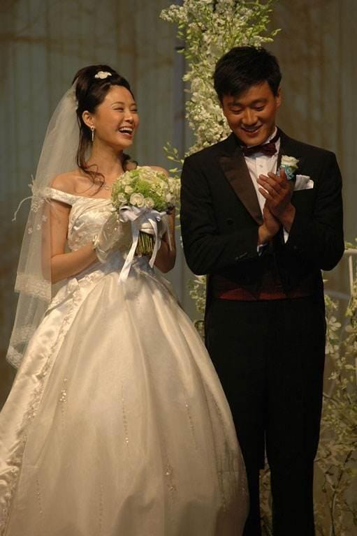 佟大为庆祝结婚15周年，到处布置玫瑰示爱，搂关悦入怀甜蜜如初恋-第11张图片-苹果试玩