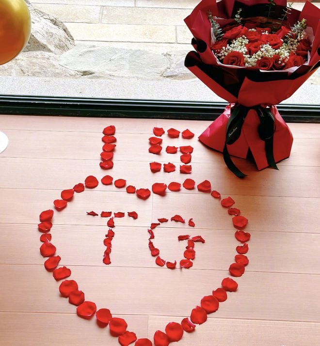 佟大为庆祝结婚15周年，到处布置玫瑰示爱，搂关悦入怀甜蜜如初恋-第4张图片-苹果试玩
