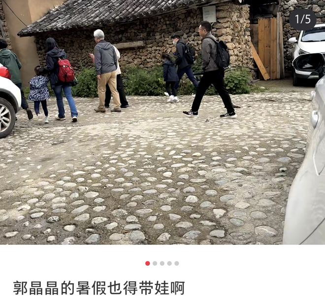 郭晶晶霍启刚牵俩女儿游丽江，婆婆朱玲玲和郭妈妈一路同行好融洽